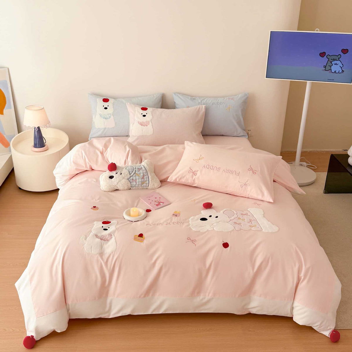 Bedding Set with 3D Animal Appliqué and Fine Quilting