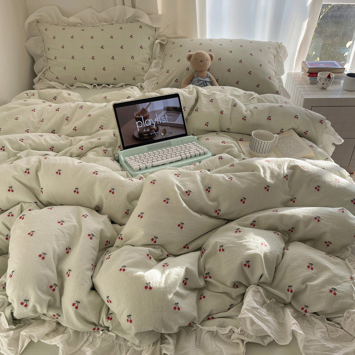 Vintage-Style Cherry Pattern Bedding Set with Ruffled Trim