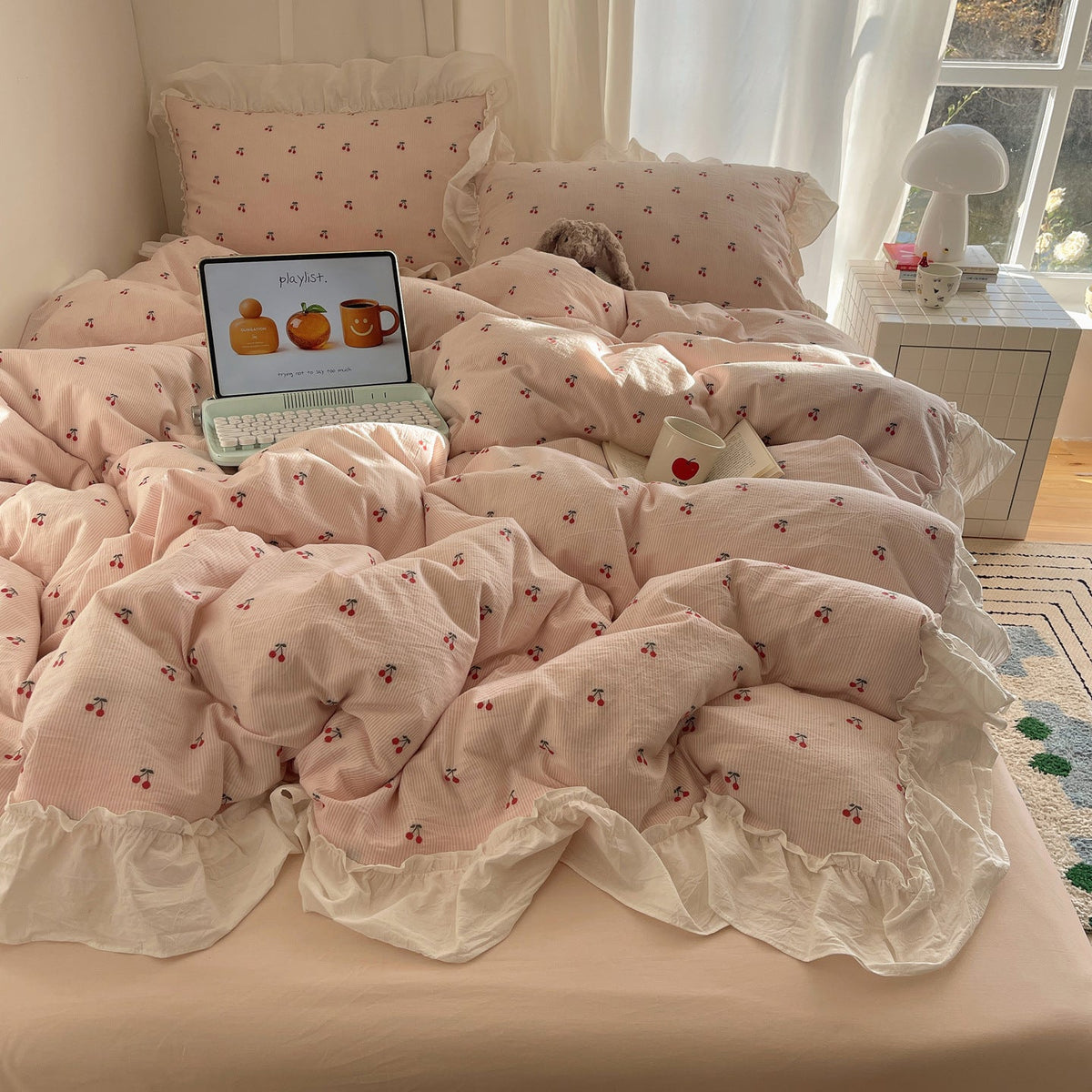 Vintage-Style Cherry Pattern Bedding Set with Ruffled Trim
