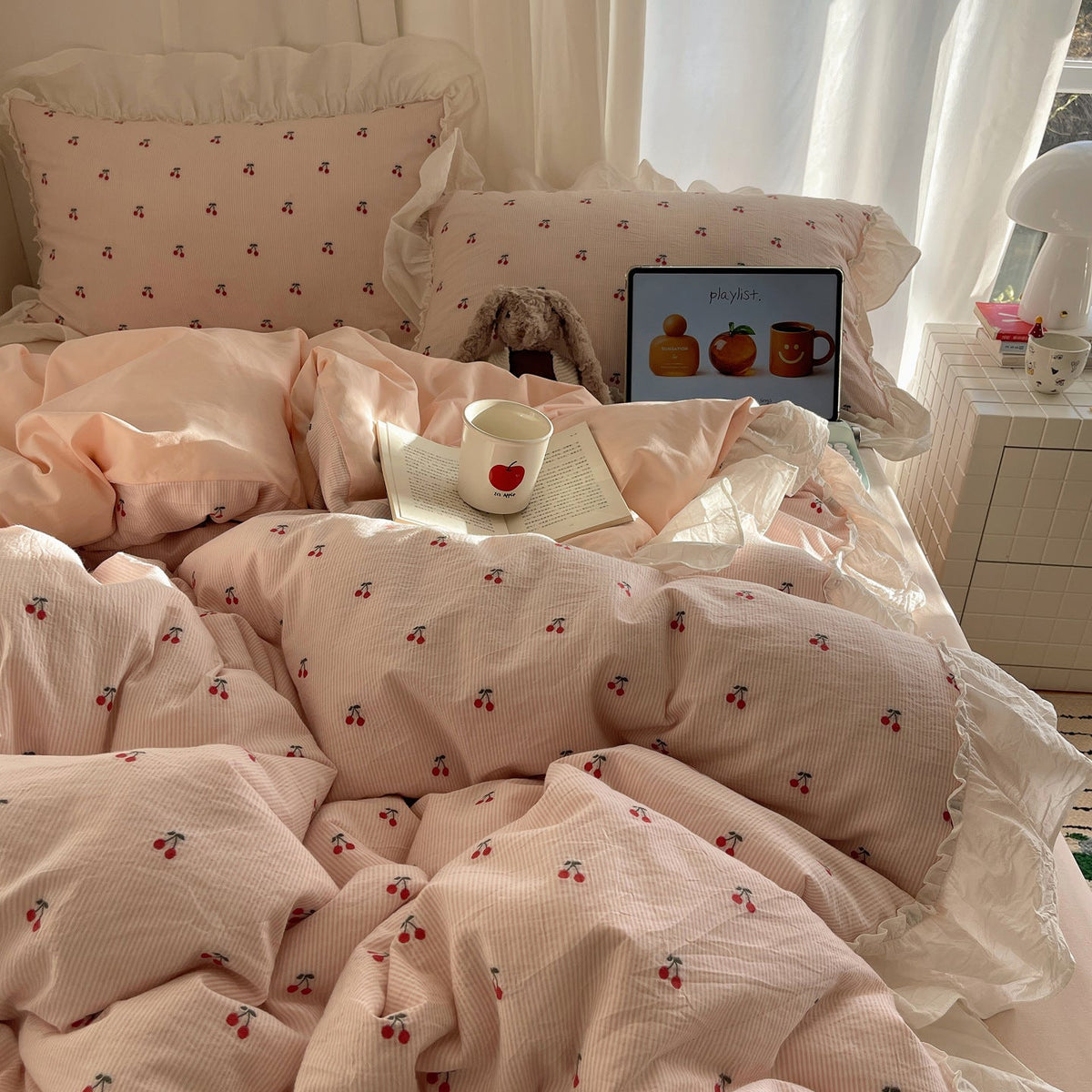 Vintage-Style Cherry Pattern Bedding Set with Ruffled Trim